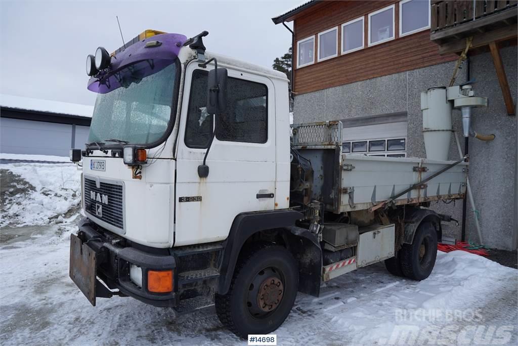 MAN 13.232 FA 4x4 crane truck w/ HIAB 5 T/M & tipper Φορτηγά με Γερανό