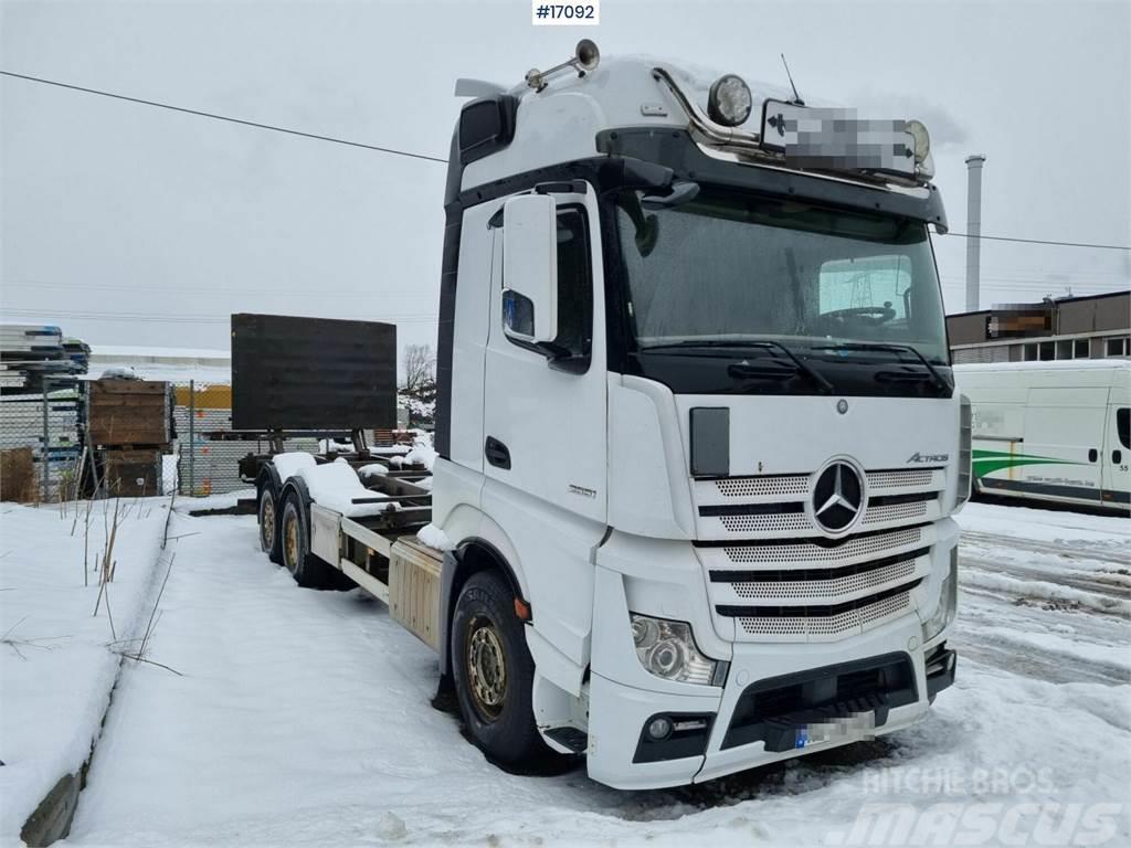 Mercedes-Benz Actros 2551 container car for sale w/trailer Φορτηγά για εμπορευματοκιβώτια